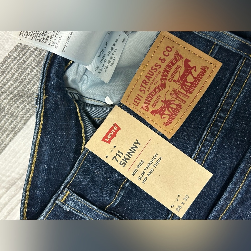 Levi's Distressed Skinny Fit Jeans | Women’s 2 / 26x30” | Mid-Rise - Picture 6 of 12
